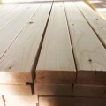 雲杉2 x 4角材、板材